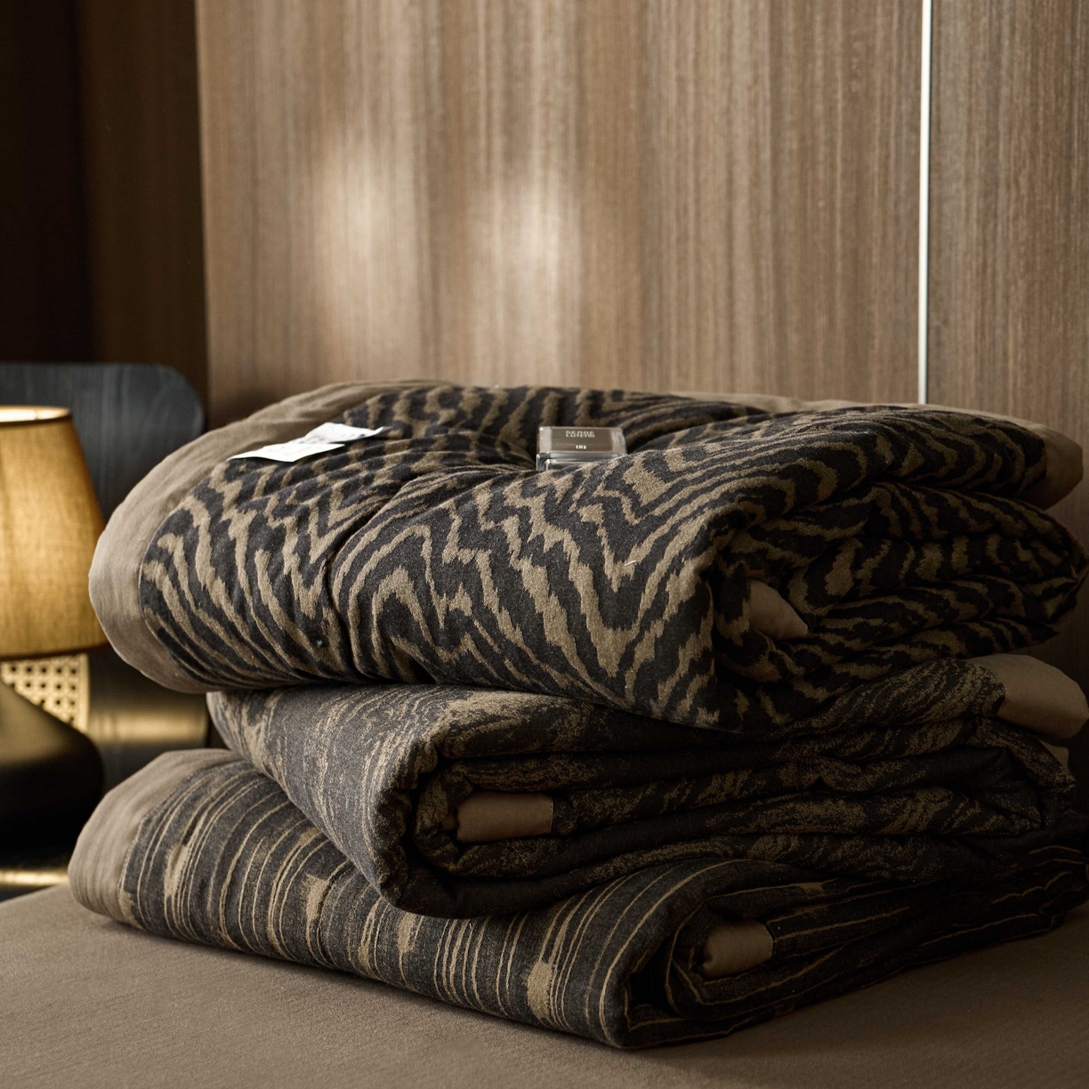 91家纺网 家纺一手货源 找家纺 安莱生活 2025春夏新款40s全棉纯棉色织大提花夏被人字纹系列 组合图仅供展示