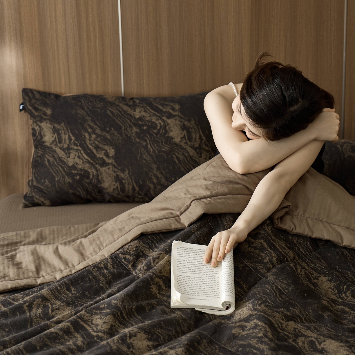 91家纺网 家纺一手货源 找家纺 安莱生活 2025春夏新款40s全棉纯棉色织大提花夏被人字纹系列 镜花园