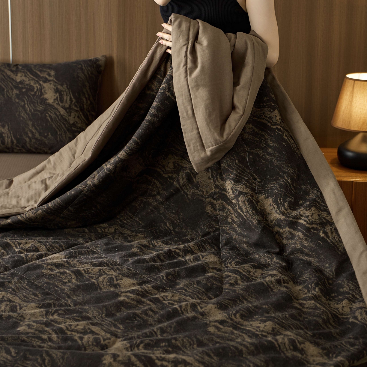 91家纺网 家纺一手货源 找家纺 安莱生活 2025春夏新款40s全棉纯棉色织大提花夏被人字纹系列 镜花园