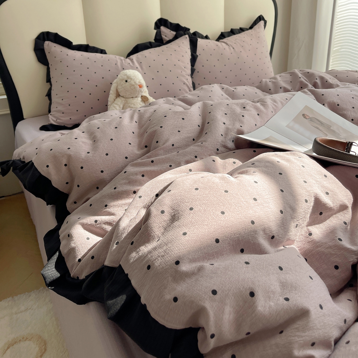 91家纺网 家纺一手货源 找家纺 韩巢家纺 2025新款黑皱皱双层纱花边款被套四件套直播热销款学生宿舍床单三件套-（提供卖家秀） 黑丁香紫波点【黑皱皱花边款】