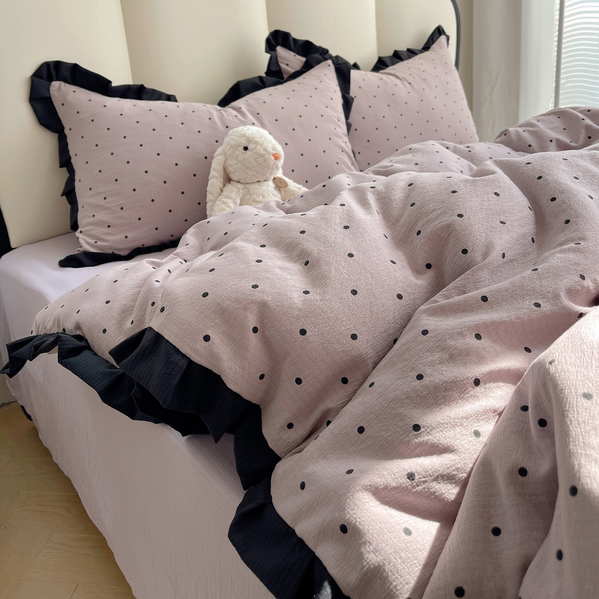 91家纺网 家纺一手货源 找家纺 韩巢家纺 2025新款黑皱皱双层纱花边款被套四件套直播热销款学生宿舍床单三件套-（提供卖家秀） 黑丁香紫波点【黑皱皱花边款】