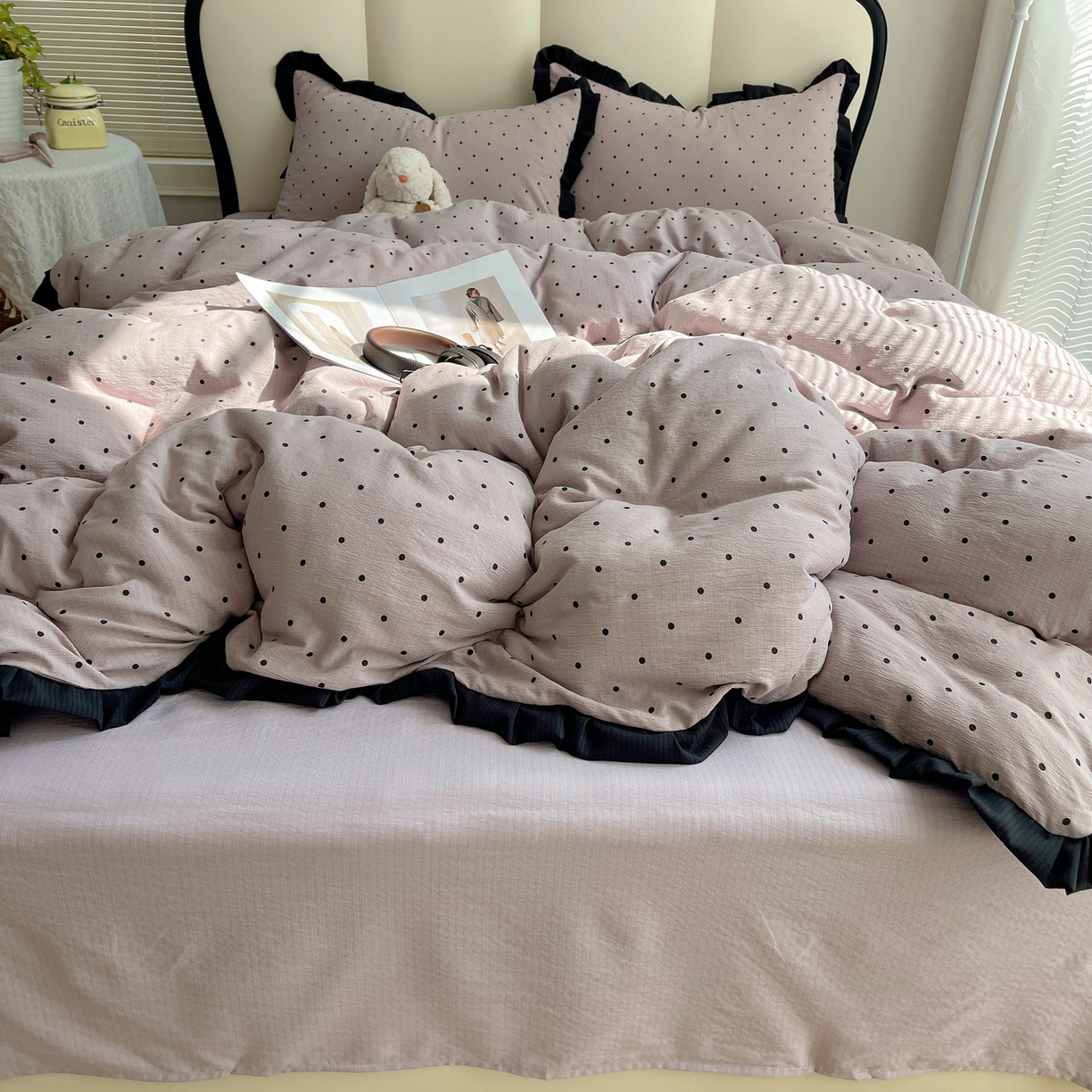 91家纺网 家纺一手货源 找家纺 韩巢家纺 2025新款黑皱皱双层纱花边款被套四件套直播热销款学生宿舍床单三件套-（提供卖家秀） 黑丁香紫波点【黑皱皱花边款】