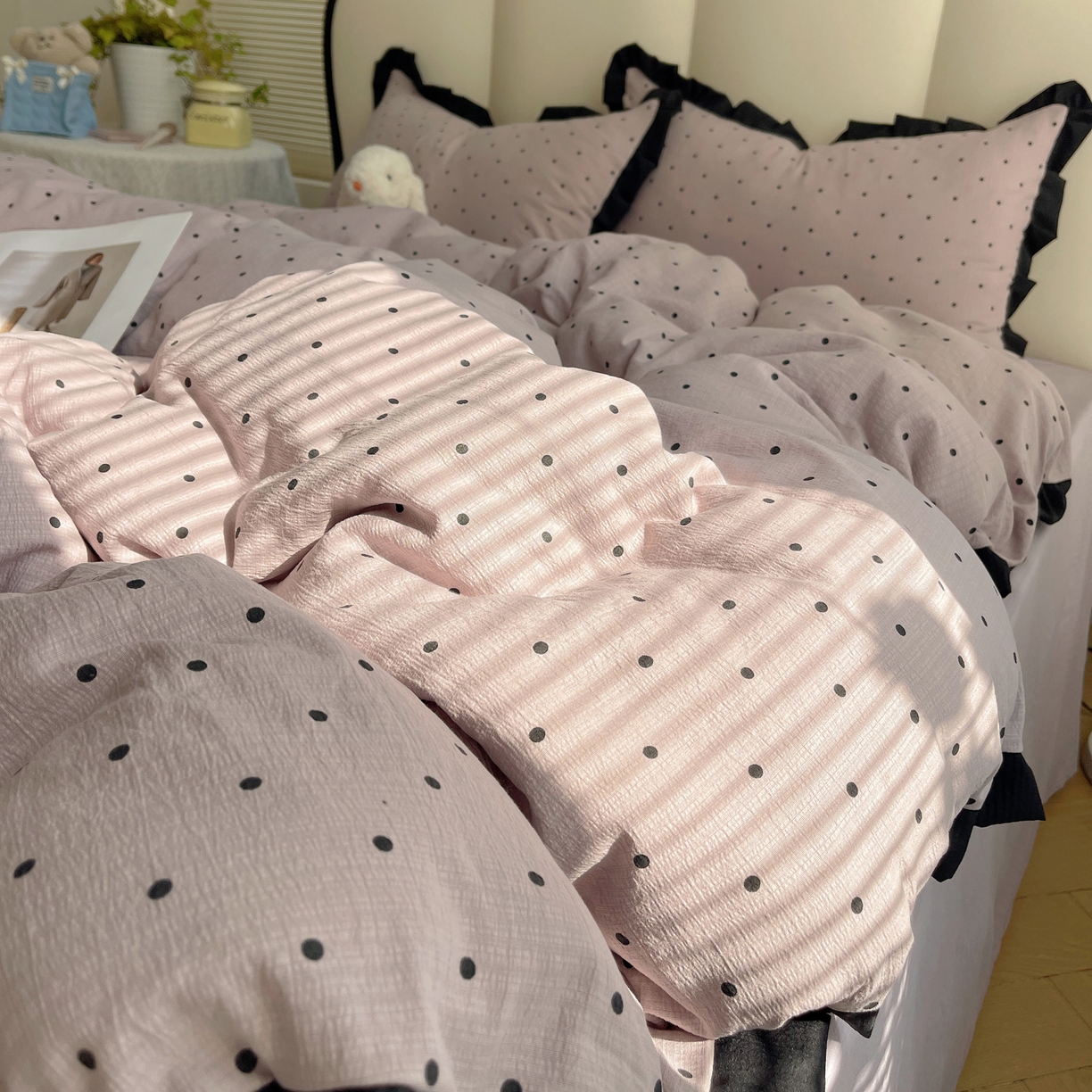 91家纺网 家纺一手货源 找家纺 韩巢家纺 2025新款黑皱皱双层纱花边款被套四件套直播热销款学生宿舍床单三件套-（提供卖家秀） 黑丁香紫波点【黑皱皱花边款】