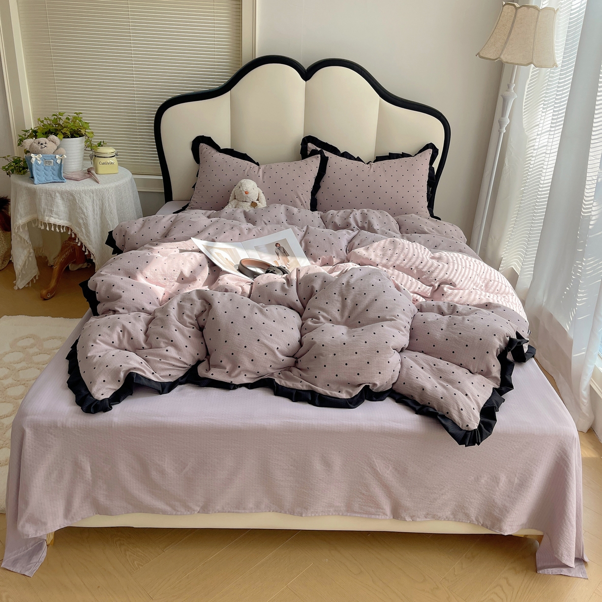 91家纺网 家纺一手货源 找家纺 韩巢家纺 2025新款黑皱皱双层纱花边款被套四件套直播热销款学生宿舍床单三件套-（提供卖家秀） 黑丁香紫波点【黑皱皱花边款】