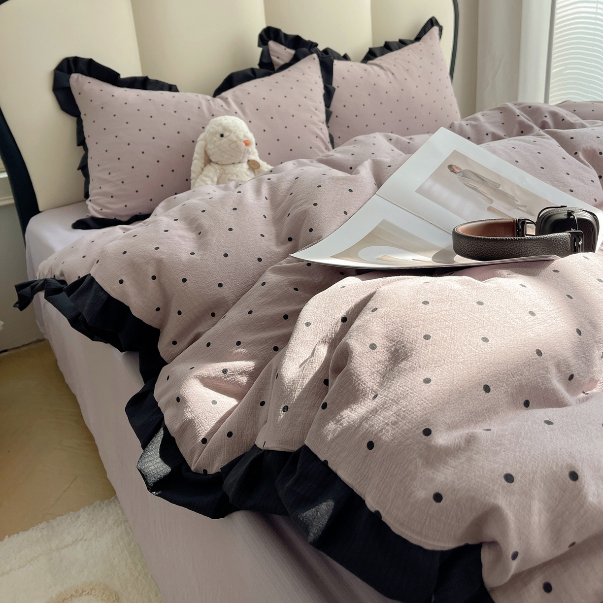 91家纺网 家纺一手货源 找家纺 韩巢家纺 2025新款黑皱皱双层纱花边款被套四件套直播热销款学生宿舍床单三件套-（提供卖家秀） 黑丁香紫波点【黑皱皱花边款】