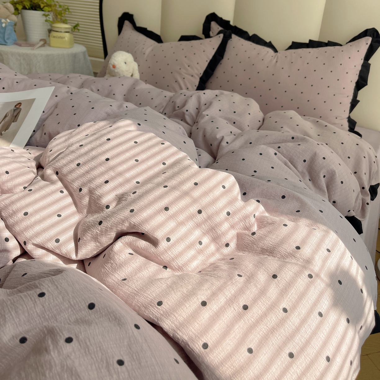 91家纺网 家纺一手货源 找家纺 韩巢家纺 2025新款黑皱皱双层纱花边款被套四件套直播热销款学生宿舍床单三件套-（提供卖家秀） 黑丁香紫波点【黑皱皱花边款】