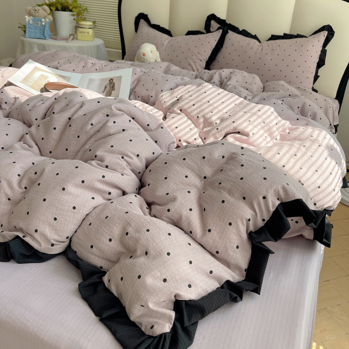 91家纺网 家纺一手货源 找家纺 韩巢家纺 2025新款黑皱皱双层纱花边款被套四件套直播热销款学生宿舍床单三件套-（提供卖家秀） 黑丁香紫波点【黑皱皱花边款】