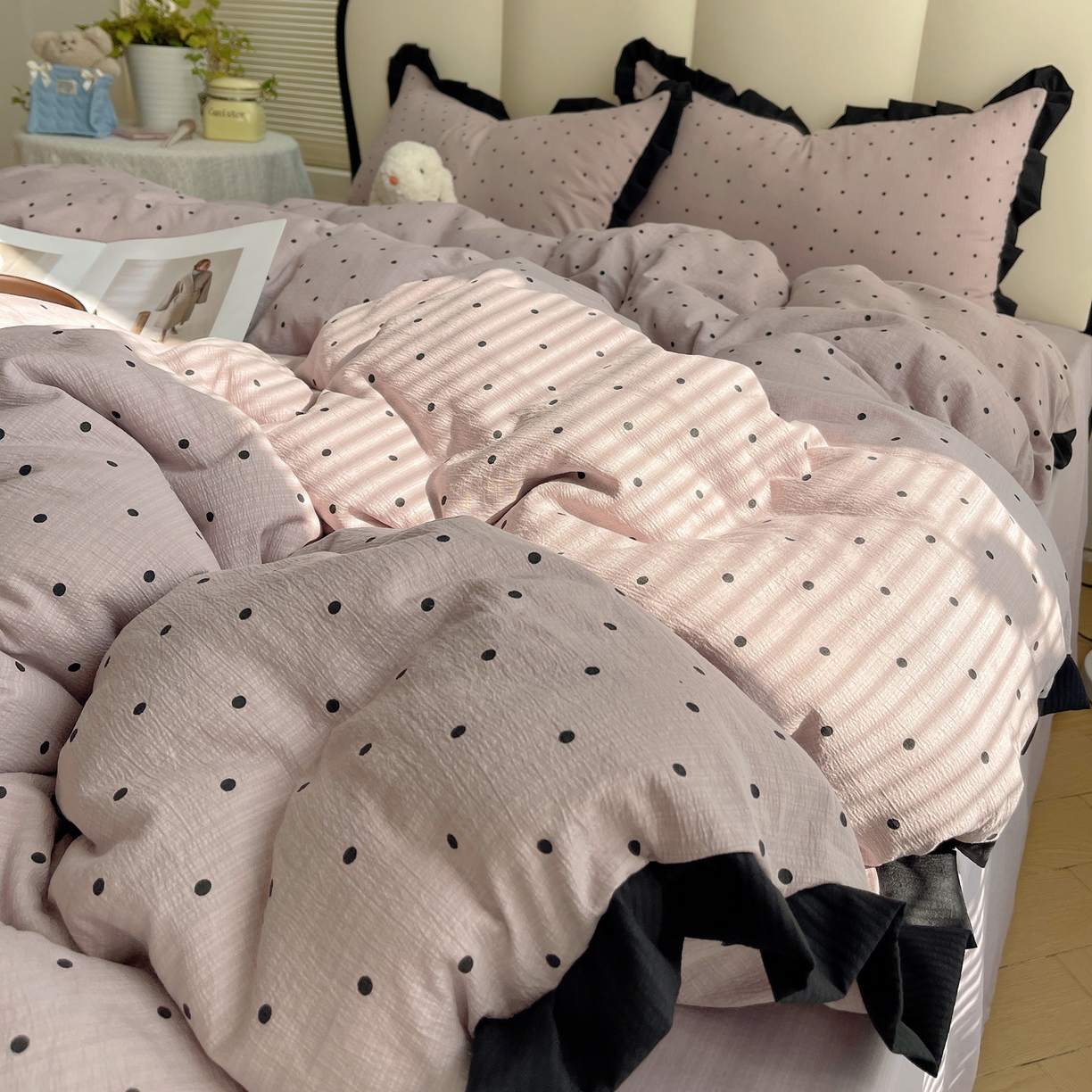 91家纺网 家纺一手货源 找家纺 韩巢家纺 2025新款黑皱皱双层纱花边款被套四件套直播热销款学生宿舍床单三件套-（提供卖家秀） 黑丁香紫波点【黑皱皱花边款】