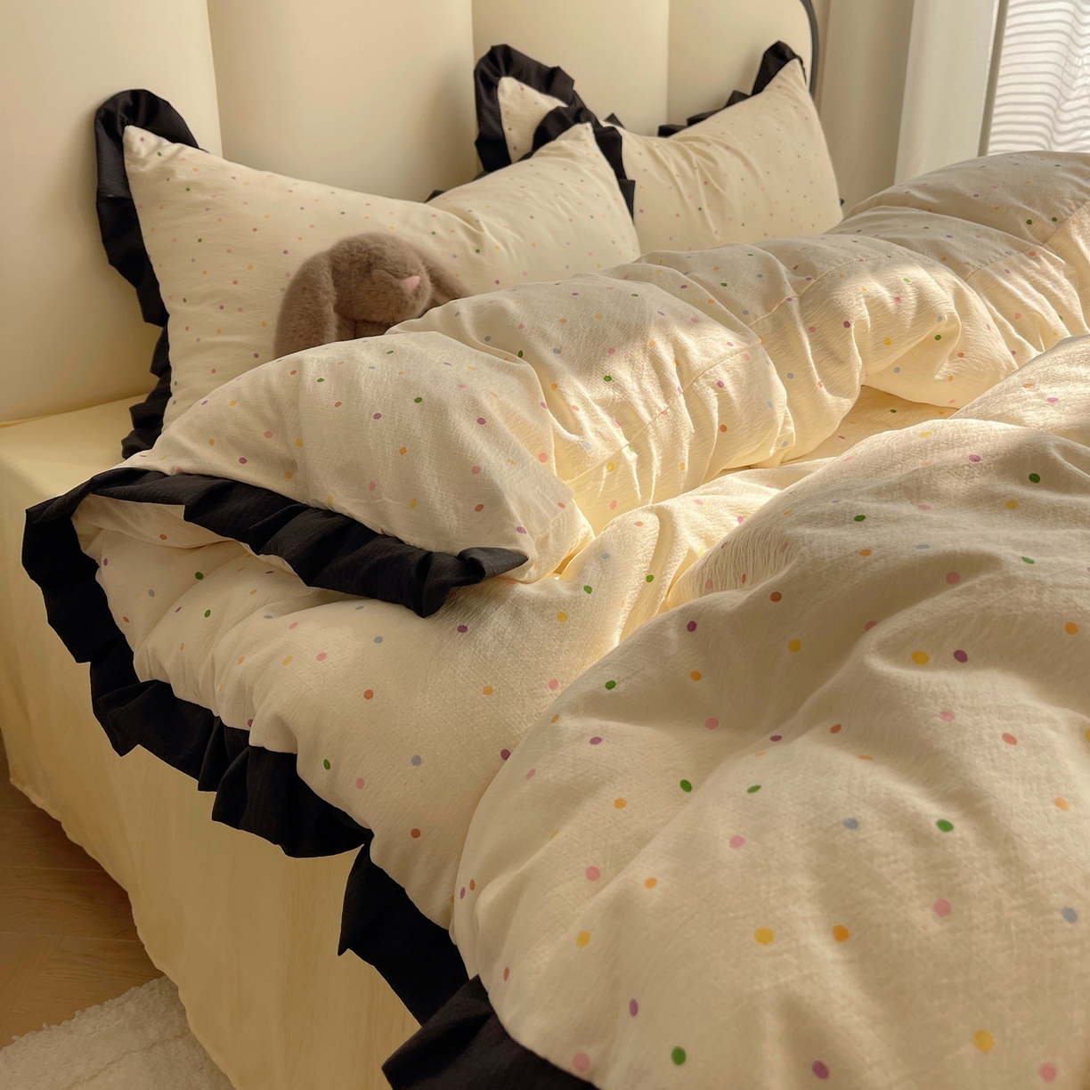 91家纺网 家纺一手货源 找家纺 韩巢家纺 2025新款黑皱皱双层纱花边款被套四件套直播热销款学生宿舍床单三件套-（提供卖家秀） 波点世界【黑皱皱花边款】