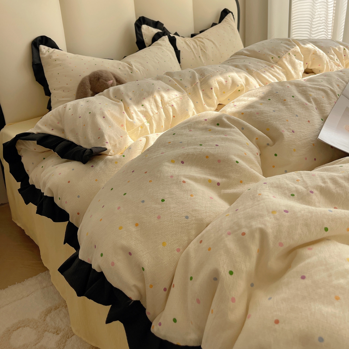 91家纺网 家纺一手货源 找家纺 韩巢家纺 2025新款黑皱皱双层纱花边款被套四件套直播热销款学生宿舍床单三件套-（提供卖家秀） 波点世界【黑皱皱花边款】