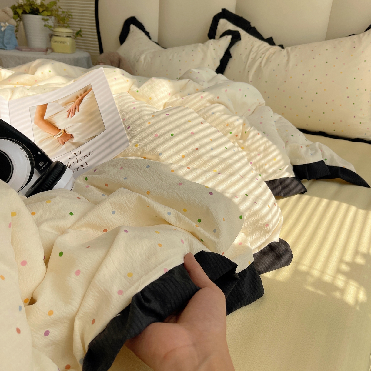 91家纺网 家纺一手货源 找家纺 韩巢家纺 2025新款黑皱皱双层纱花边款被套四件套直播热销款学生宿舍床单三件套-（提供卖家秀） 波点世界【黑皱皱花边款】