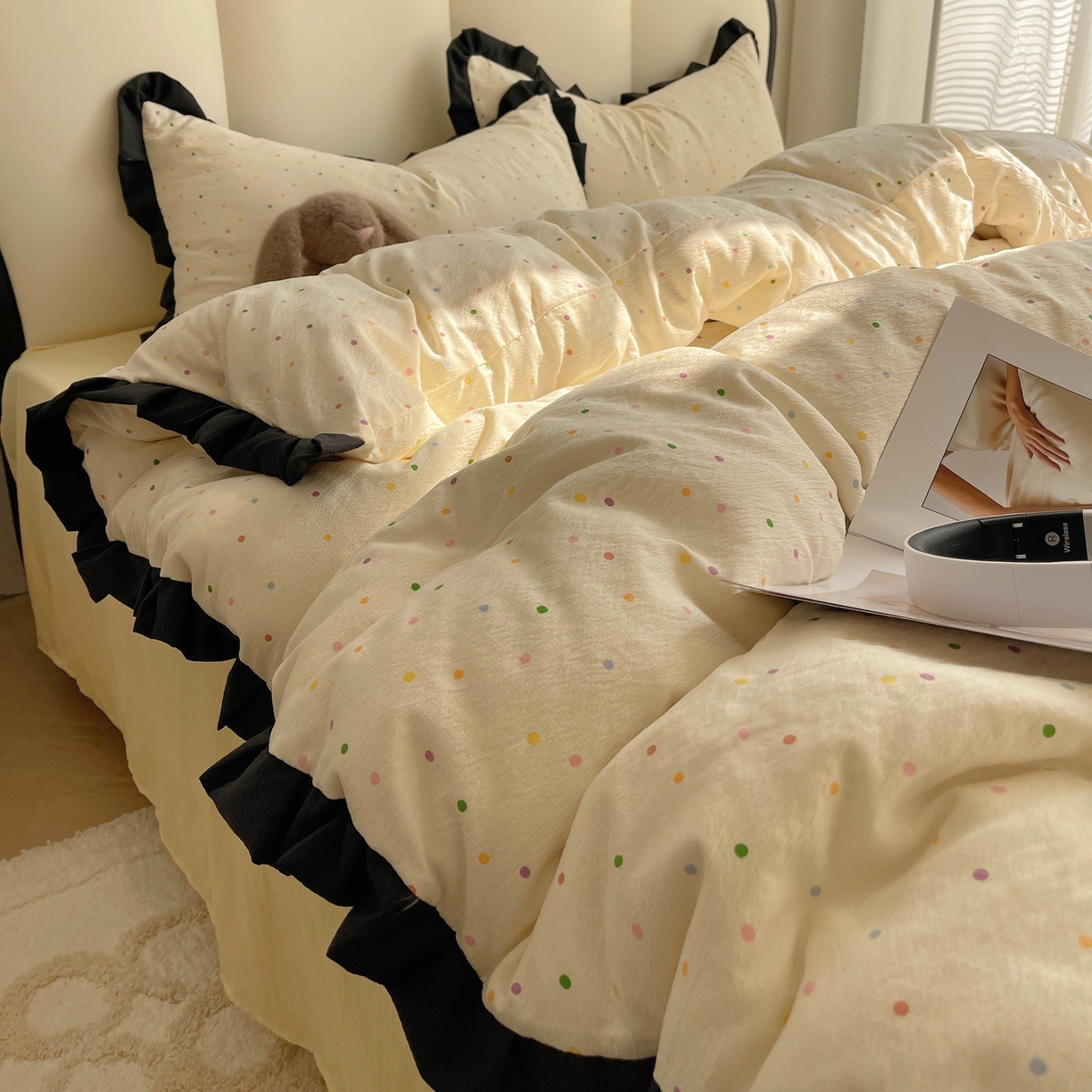 91家纺网 家纺一手货源 找家纺 韩巢家纺 2025新款黑皱皱双层纱花边款被套四件套直播热销款学生宿舍床单三件套-（提供卖家秀） 波点世界【黑皱皱花边款】