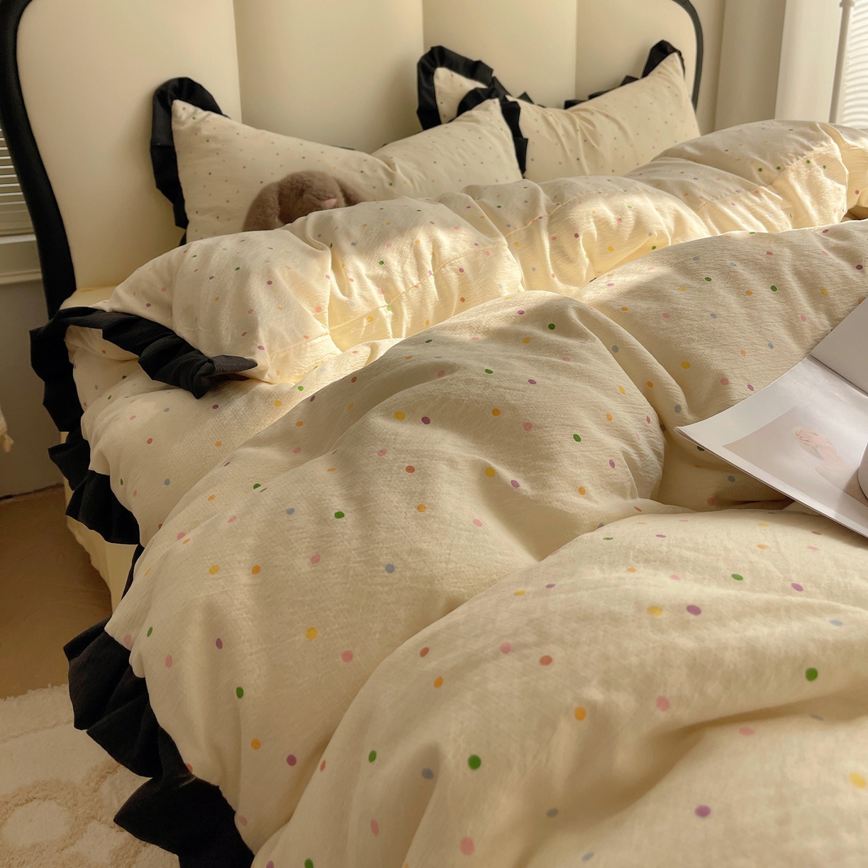 91家纺网 家纺一手货源 找家纺 韩巢家纺 2025新款黑皱皱双层纱花边款被套四件套直播热销款学生宿舍床单三件套-（提供卖家秀） 波点世界【黑皱皱花边款】