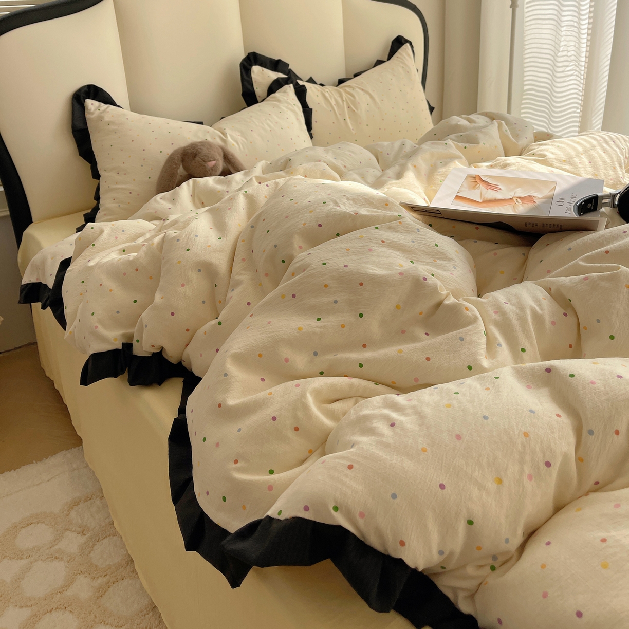 91家纺网 家纺一手货源 找家纺 韩巢家纺 2025新款黑皱皱双层纱花边款被套四件套直播热销款学生宿舍床单三件套-（提供卖家秀） 波点世界【黑皱皱花边款】