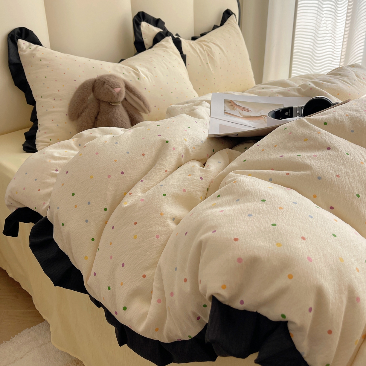 91家纺网 家纺一手货源 找家纺 韩巢家纺 2025新款黑皱皱双层纱花边款被套四件套直播热销款学生宿舍床单三件套-（提供卖家秀） 波点世界【黑皱皱花边款】