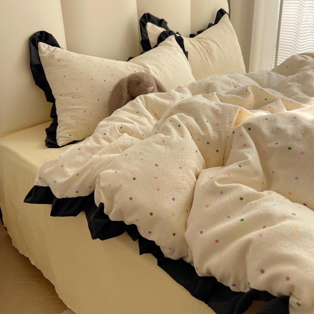 91家纺网 家纺一手货源 找家纺 韩巢家纺 2025新款黑皱皱双层纱花边款被套四件套直播热销款学生宿舍床单三件套-（提供卖家秀） 波点世界【黑皱皱花边款】