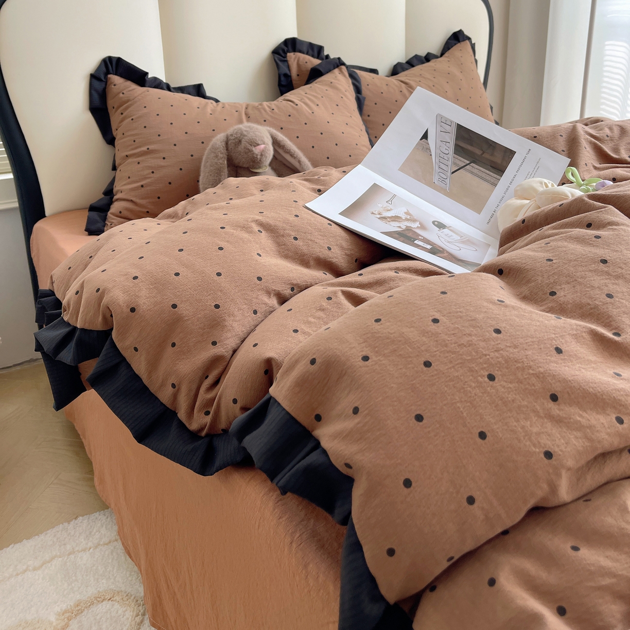 91家纺网 家纺一手货源 找家纺 韩巢家纺 2025新款黑皱皱双层纱花边款被套四件套直播热销款学生宿舍床单三件套-（提供卖家秀） 咖波点【黑皱皱花边款】