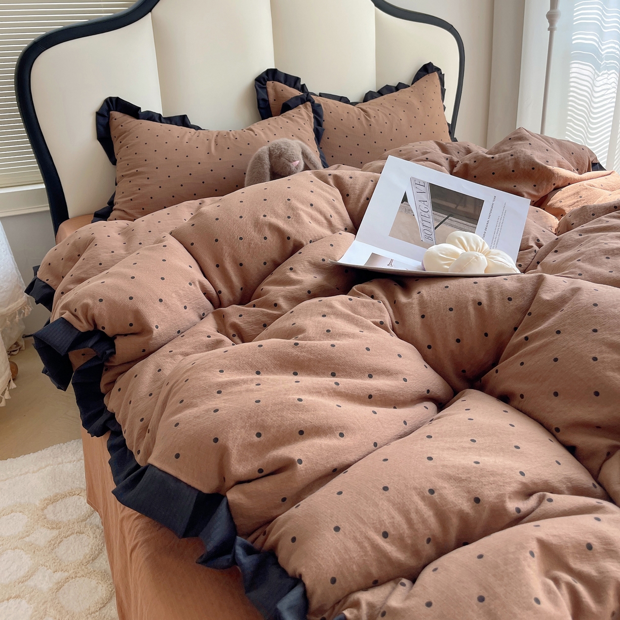 91家纺网 家纺一手货源 找家纺 韩巢家纺 2025新款黑皱皱双层纱花边款被套四件套直播热销款学生宿舍床单三件套-（提供卖家秀） 咖波点【黑皱皱花边款】