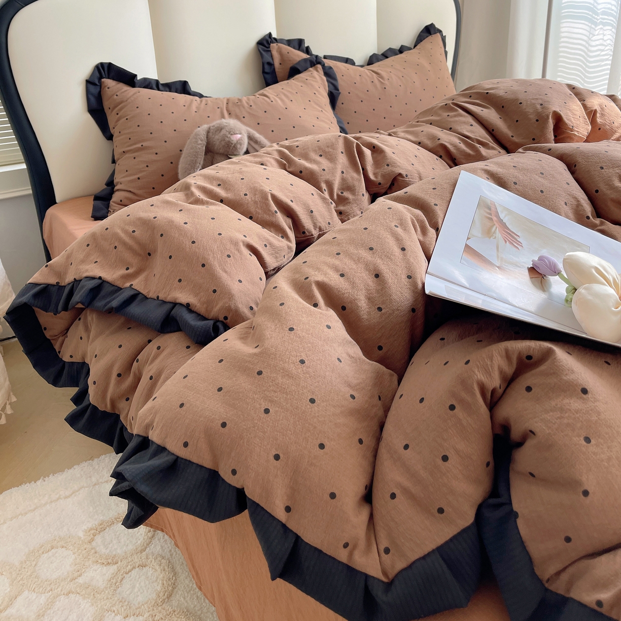 91家纺网 家纺一手货源 找家纺 韩巢家纺 2025新款黑皱皱双层纱花边款被套四件套直播热销款学生宿舍床单三件套-（提供卖家秀） 咖波点【黑皱皱花边款】