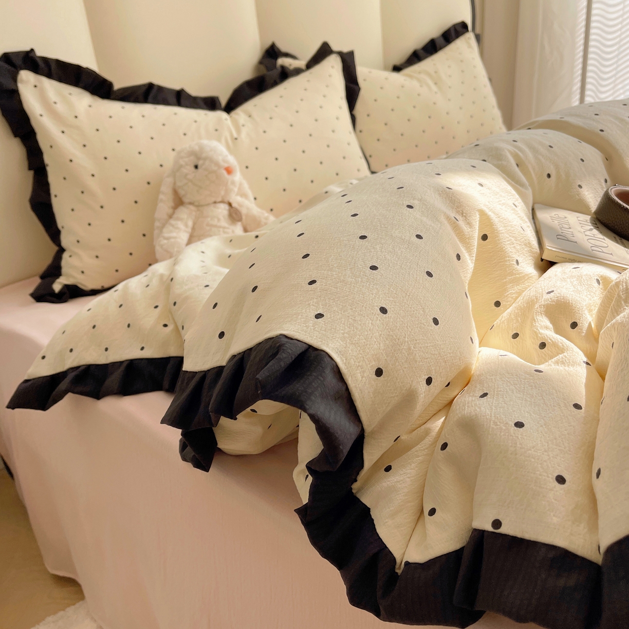 91家纺网 家纺一手货源 找家纺 韩巢家纺 2025新款黑皱皱双层纱花边款被套四件套直播热销款学生宿舍床单三件套-（提供卖家秀） 米黄波点【黑皱皱花边款】