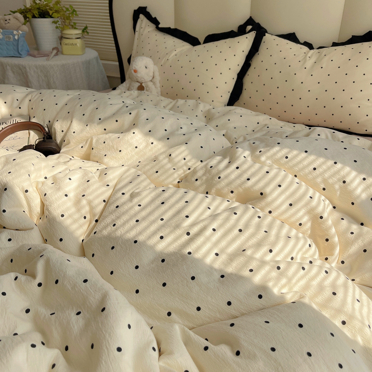 91家纺网 家纺一手货源 找家纺 韩巢家纺 2025新款黑皱皱双层纱花边款被套四件套直播热销款学生宿舍床单三件套-（提供卖家秀） 米黄波点【黑皱皱花边款】