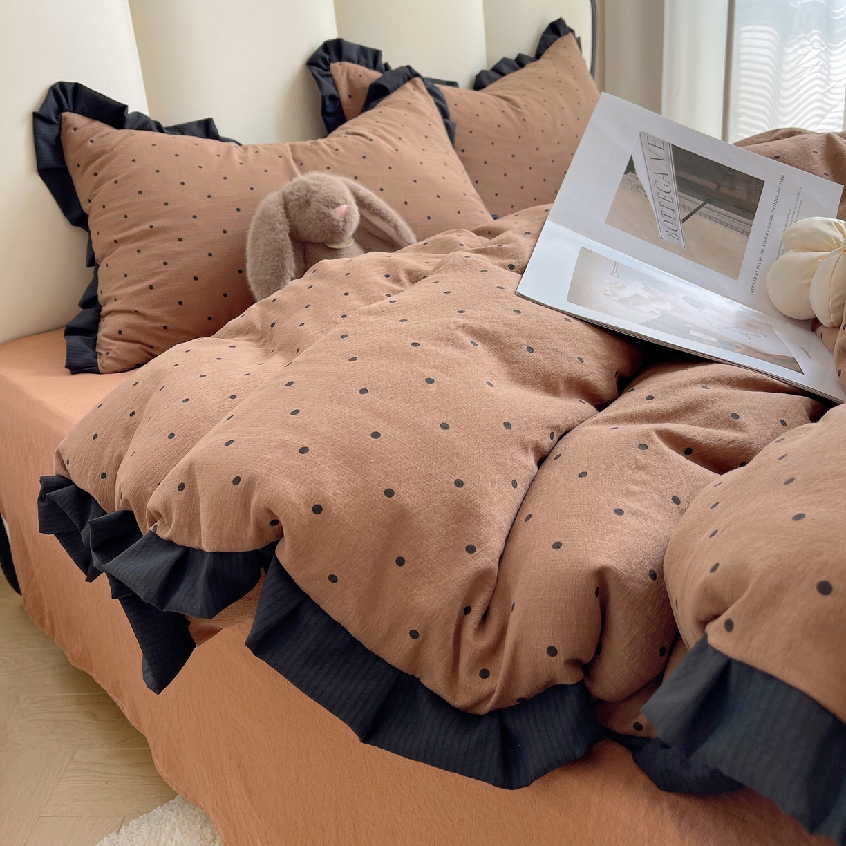 91家纺网 家纺一手货源 找家纺 韩巢家纺 2025新款黑皱皱双层纱花边款被套四件套直播热销款学生宿舍床单三件套-（提供卖家秀） 咖波点【黑皱皱花边款】