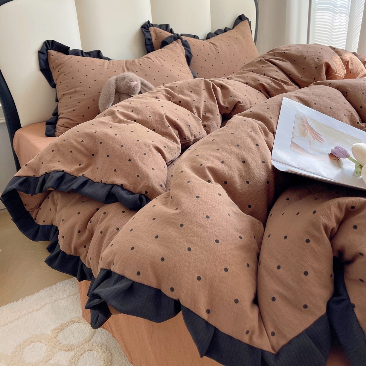 91家纺网 家纺一手货源 找家纺 韩巢家纺 2025新款黑皱皱双层纱花边款被套四件套直播热销款学生宿舍床单三件套-（提供卖家秀） 咖波点【黑皱皱花边款】