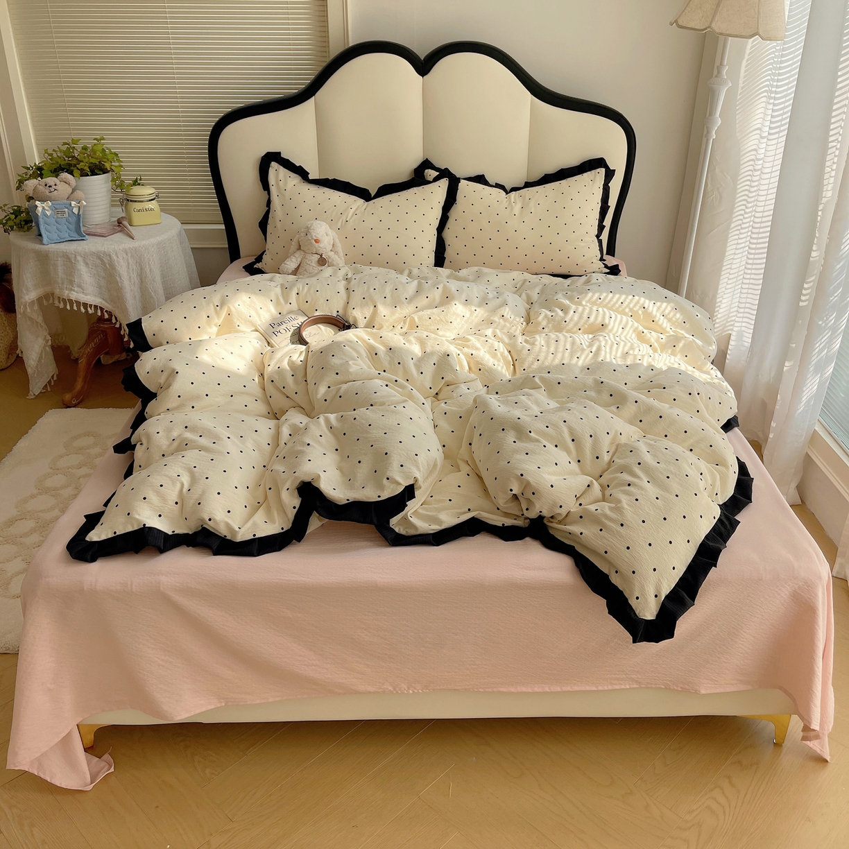 91家纺网 家纺一手货源 找家纺 韩巢家纺 2025新款黑皱皱双层纱花边款被套四件套直播热销款学生宿舍床单三件套-（提供卖家秀） 米黄波点【黑皱皱花边款】