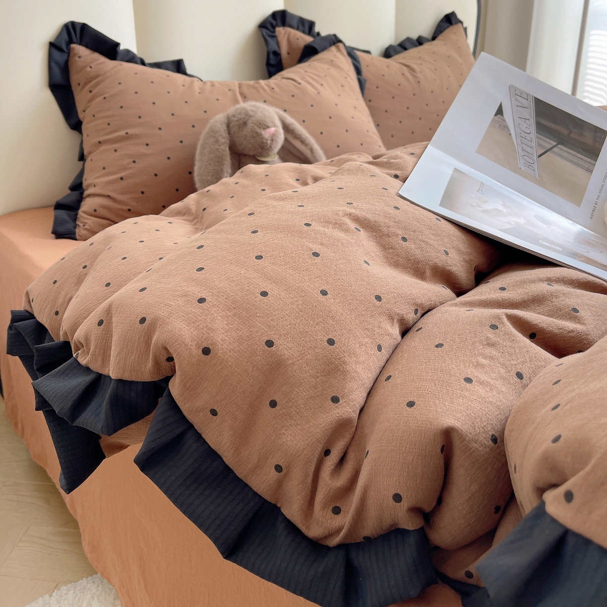 91家纺网 家纺一手货源 找家纺 韩巢家纺 2025新款黑皱皱双层纱花边款被套四件套直播热销款学生宿舍床单三件套-（提供卖家秀） 咖波点【黑皱皱花边款】