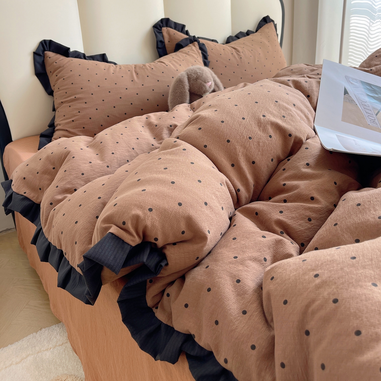 91家纺网 家纺一手货源 找家纺 韩巢家纺 2025新款黑皱皱双层纱花边款被套四件套直播热销款学生宿舍床单三件套-（提供卖家秀） 咖波点【黑皱皱花边款】