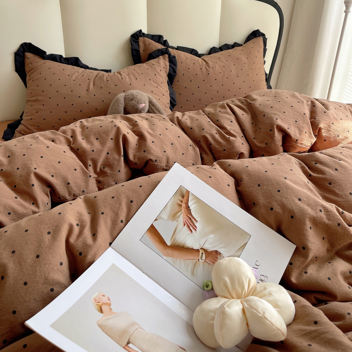 91家纺网 家纺一手货源 找家纺 韩巢家纺 2025新款黑皱皱双层纱花边款被套四件套直播热销款学生宿舍床单三件套-（提供卖家秀） 咖波点【黑皱皱花边款】