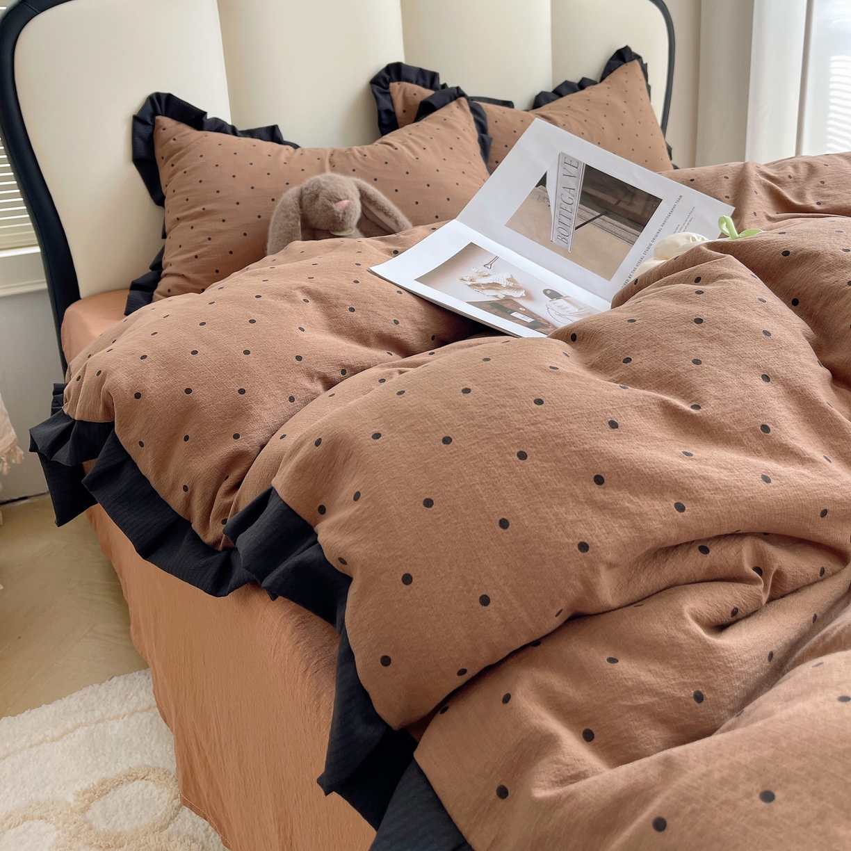 91家纺网 家纺一手货源 找家纺 韩巢家纺 2025新款黑皱皱双层纱花边款被套四件套直播热销款学生宿舍床单三件套-（提供卖家秀） 咖波点【黑皱皱花边款】