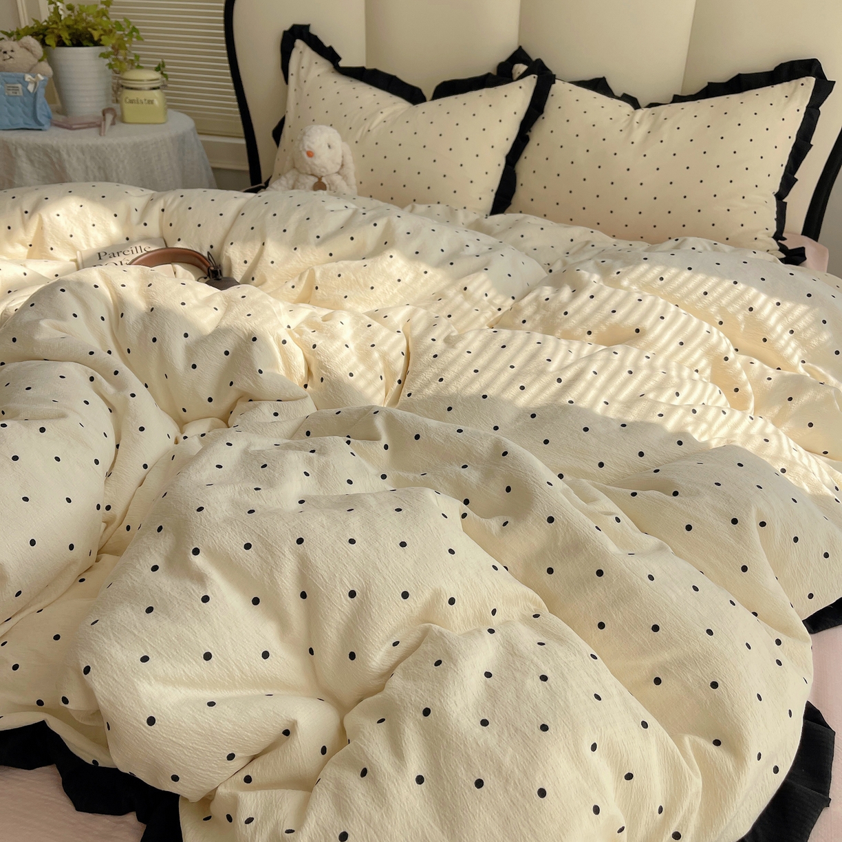 91家纺网 家纺一手货源 找家纺 韩巢家纺 2025新款黑皱皱双层纱花边款被套四件套直播热销款学生宿舍床单三件套-（提供卖家秀） 米黄波点【黑皱皱花边款】