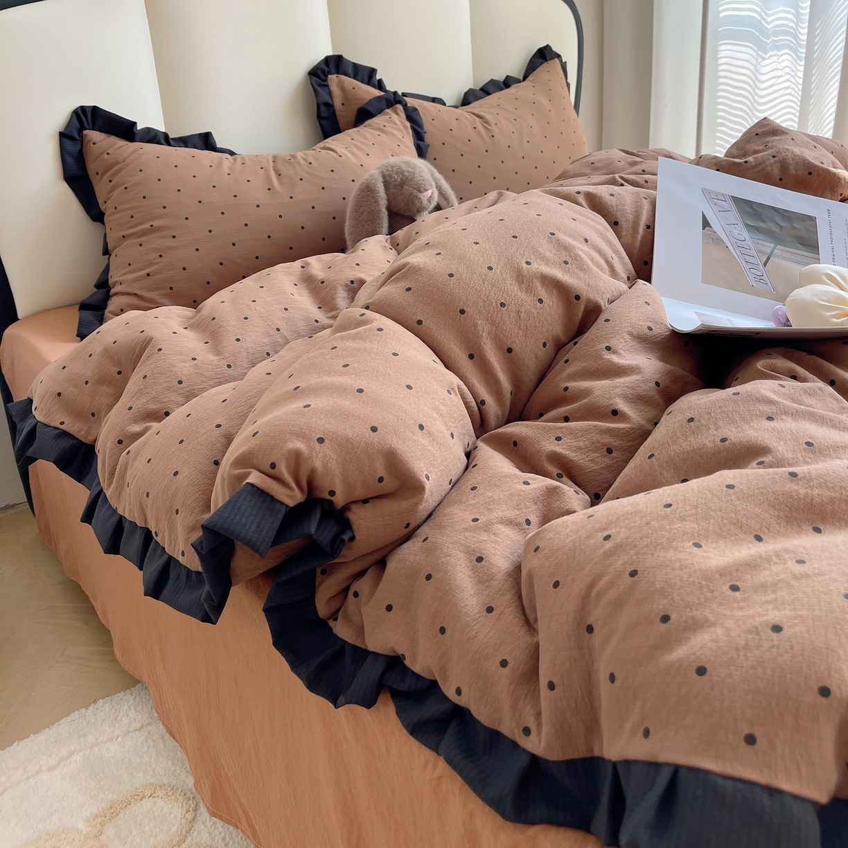 91家纺网 家纺一手货源 找家纺 韩巢家纺 2025新款黑皱皱双层纱花边款被套四件套直播热销款学生宿舍床单三件套-（提供卖家秀） 咖波点【黑皱皱花边款】