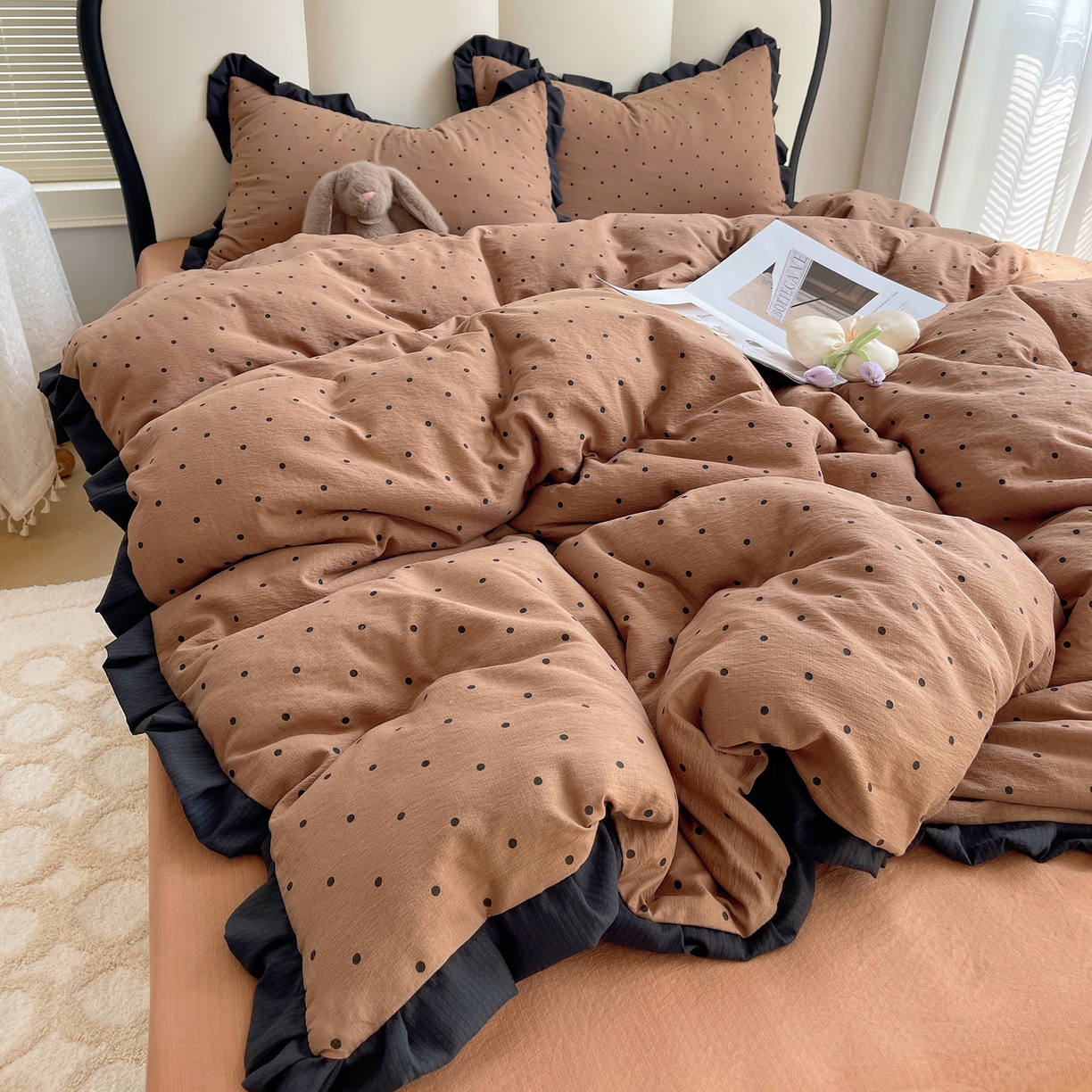 91家纺网 家纺一手货源 找家纺 韩巢家纺 2025新款黑皱皱双层纱花边款被套四件套直播热销款学生宿舍床单三件套-（提供卖家秀） 咖波点【黑皱皱花边款】