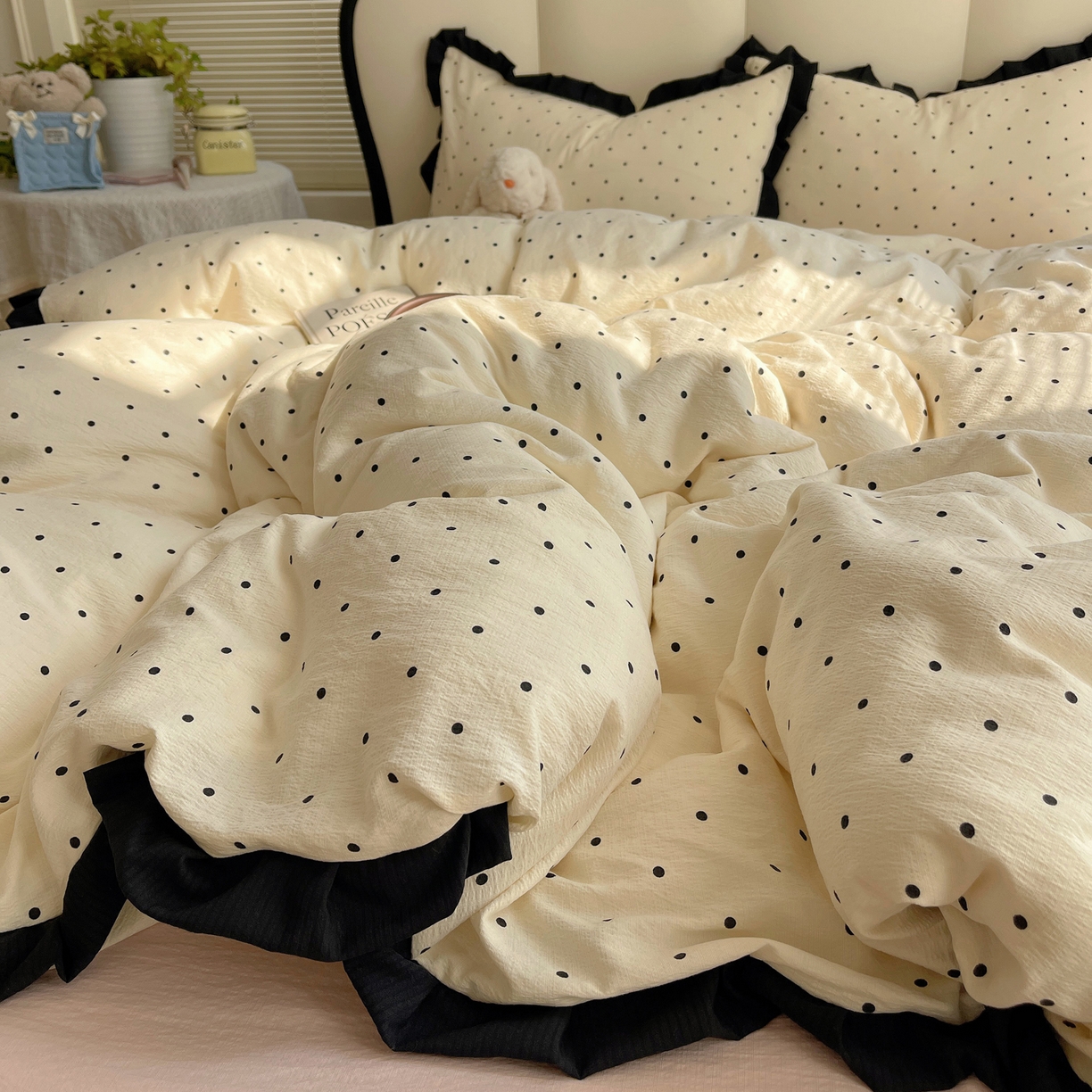91家纺网 家纺一手货源 找家纺 韩巢家纺 2025新款黑皱皱双层纱花边款被套四件套直播热销款学生宿舍床单三件套-（提供卖家秀） 米黄波点【黑皱皱花边款】