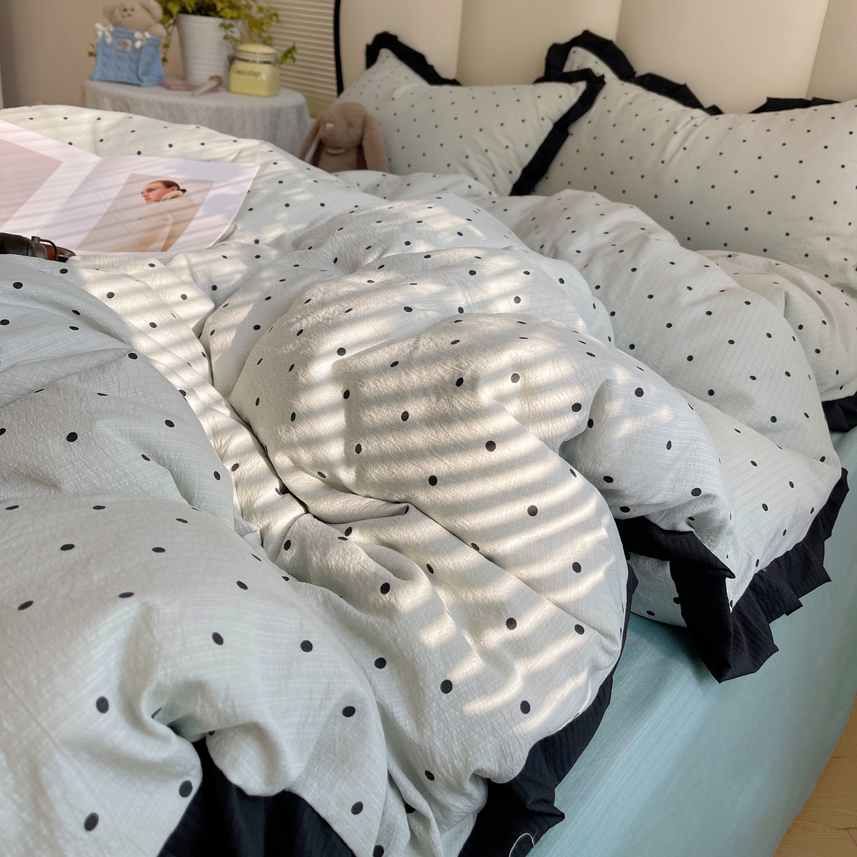 91家纺网 家纺一手货源 找家纺 韩巢家纺 2025新款黑皱皱双层纱花边款被套四件套直播热销款学生宿舍床单三件套-（提供卖家秀） 蓝灰波点【黑皱皱花边款】