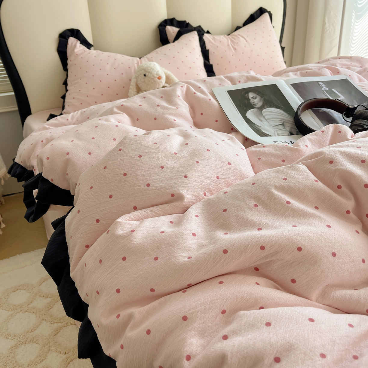 91家纺网 家纺一手货源 找家纺 韩巢家纺 2025新款黑皱皱双层纱花边款被套四件套直播热销款学生宿舍床单三件套-（提供卖家秀） 红深粉波点【黑皱皱花边款】