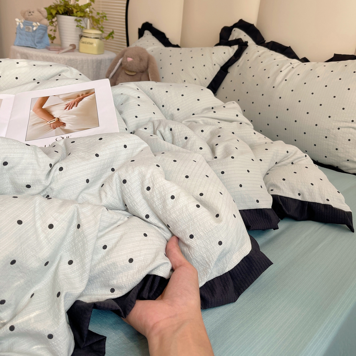 91家纺网 家纺一手货源 找家纺 韩巢家纺 2025新款黑皱皱双层纱花边款被套四件套直播热销款学生宿舍床单三件套-（提供卖家秀） 蓝灰波点【黑皱皱花边款】