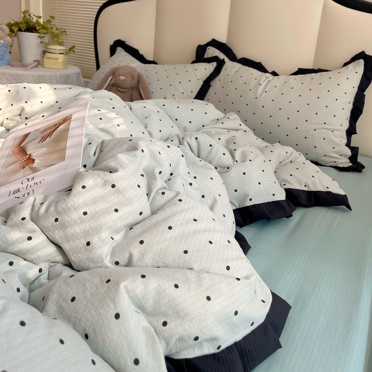 91家纺网 家纺一手货源 找家纺 韩巢家纺 2025新款黑皱皱双层纱花边款被套四件套直播热销款学生宿舍床单三件套-（提供卖家秀） 蓝灰波点【黑皱皱花边款】