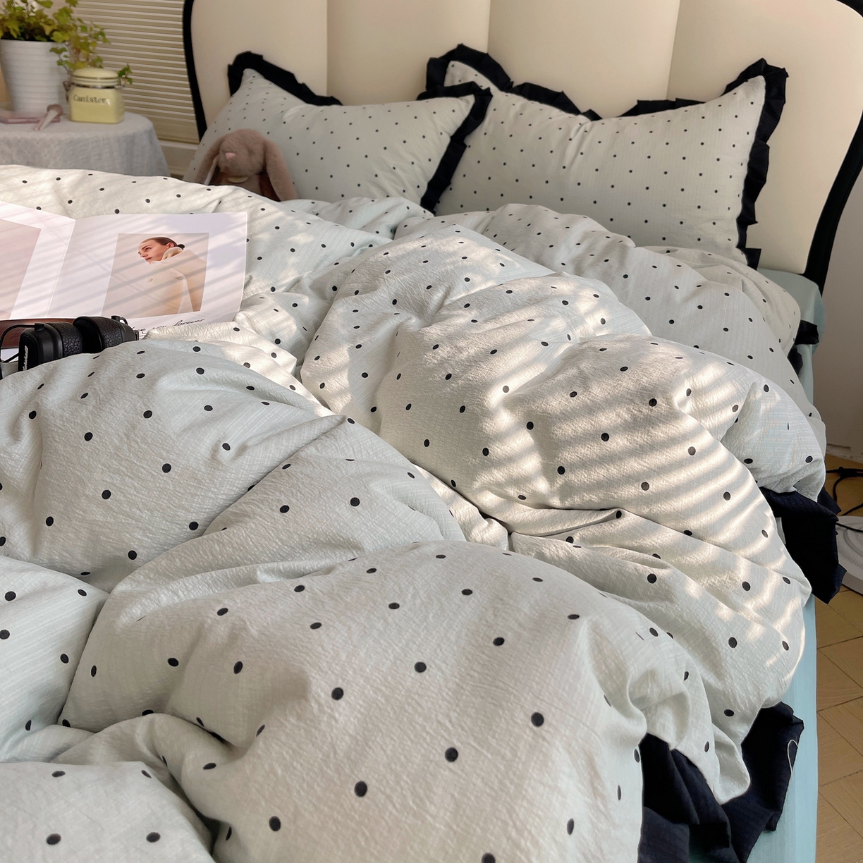 91家纺网 家纺一手货源 找家纺 韩巢家纺 2025新款黑皱皱双层纱花边款被套四件套直播热销款学生宿舍床单三件套-（提供卖家秀） 蓝灰波点【黑皱皱花边款】