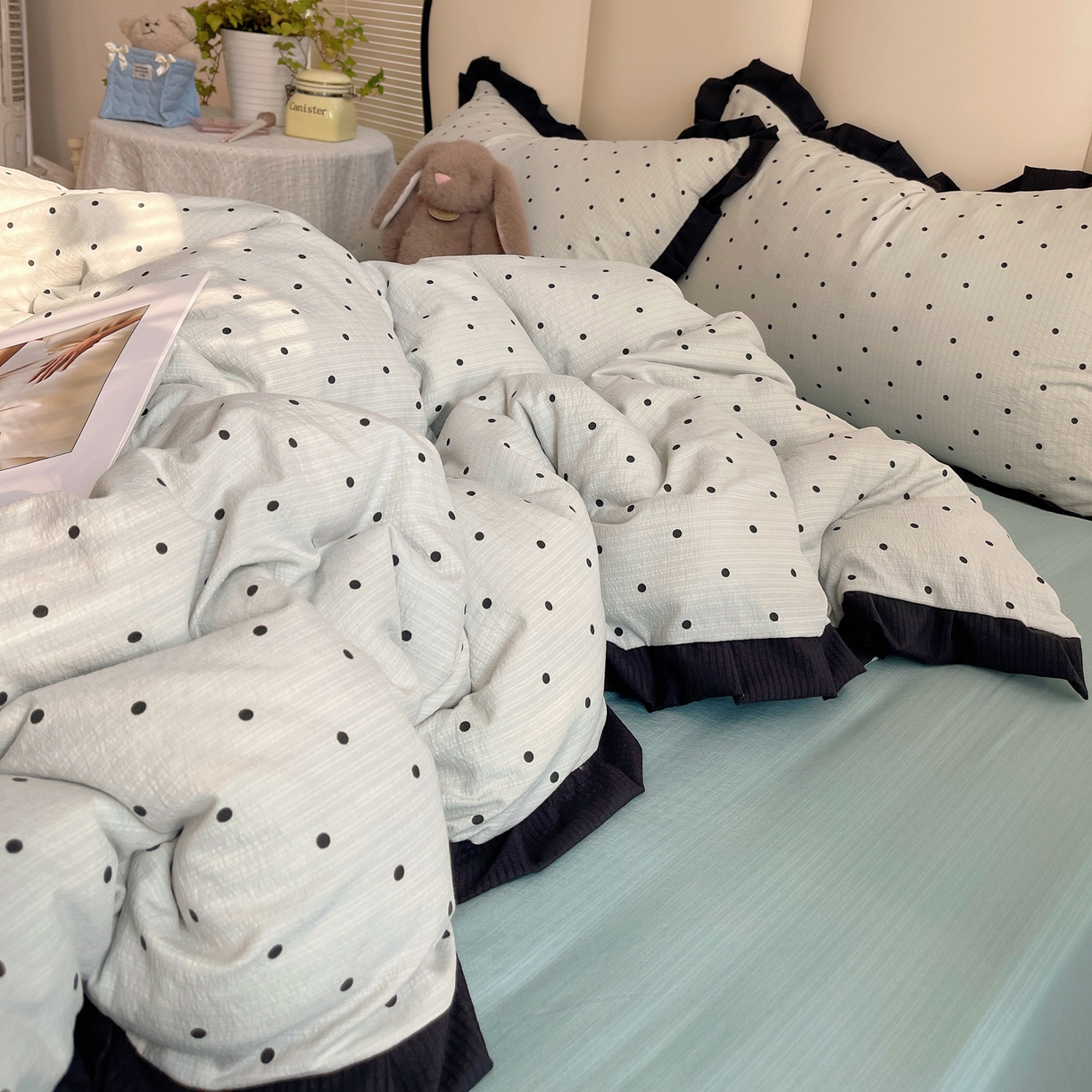 91家纺网 家纺一手货源 找家纺 韩巢家纺 2025新款黑皱皱双层纱花边款被套四件套直播热销款学生宿舍床单三件套-（提供卖家秀） 蓝灰波点【黑皱皱花边款】