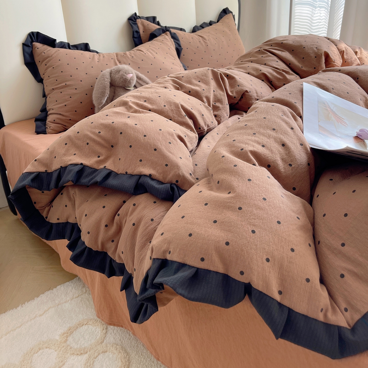 91家纺网 家纺一手货源 找家纺 韩巢家纺 2025新款黑皱皱双层纱花边款被套四件套直播热销款学生宿舍床单三件套-（提供卖家秀） 咖波点【黑皱皱花边款】