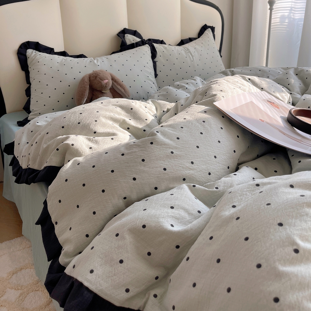 91家纺网 家纺一手货源 找家纺 韩巢家纺 2025新款黑皱皱双层纱花边款被套四件套直播热销款学生宿舍床单三件套-（提供卖家秀） 蓝灰波点【黑皱皱花边款】