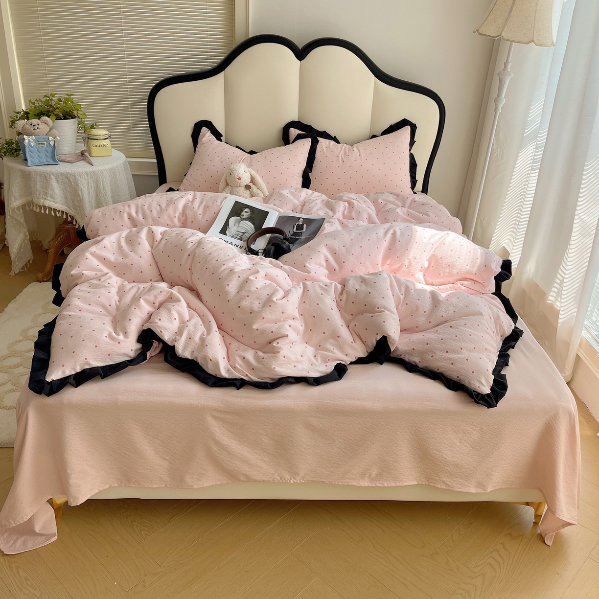 91家纺网 家纺一手货源 找家纺 韩巢家纺 2025新款黑皱皱双层纱花边款被套四件套直播热销款学生宿舍床单三件套-（提供卖家秀） 红深粉波点【黑皱皱花边款】