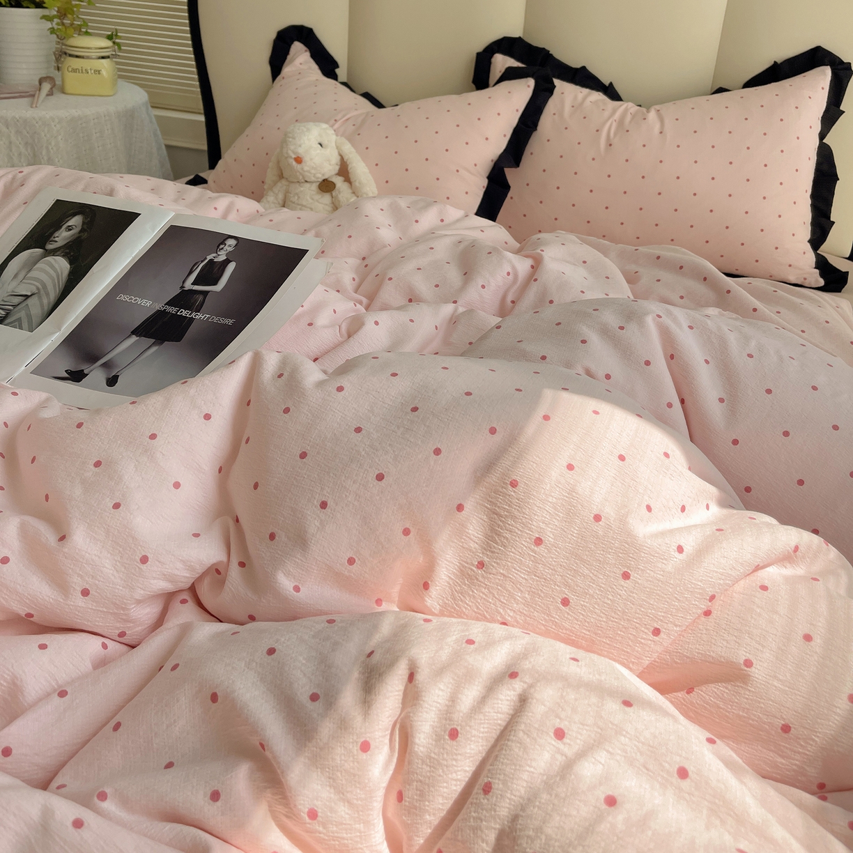 91家纺网 家纺一手货源 找家纺 韩巢家纺 2025新款黑皱皱双层纱花边款被套四件套直播热销款学生宿舍床单三件套-（提供卖家秀） 红深粉波点【黑皱皱花边款】