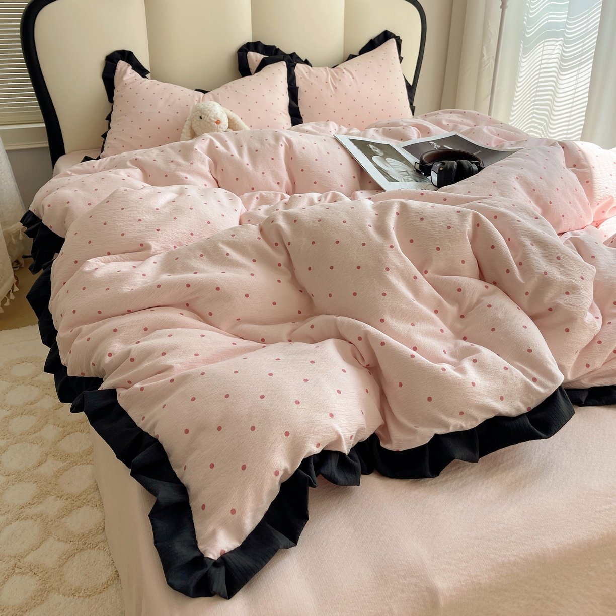 91家纺网 家纺一手货源 找家纺 韩巢家纺 2025新款黑皱皱双层纱花边款被套四件套直播热销款学生宿舍床单三件套-（提供卖家秀） 红深粉波点【黑皱皱花边款】