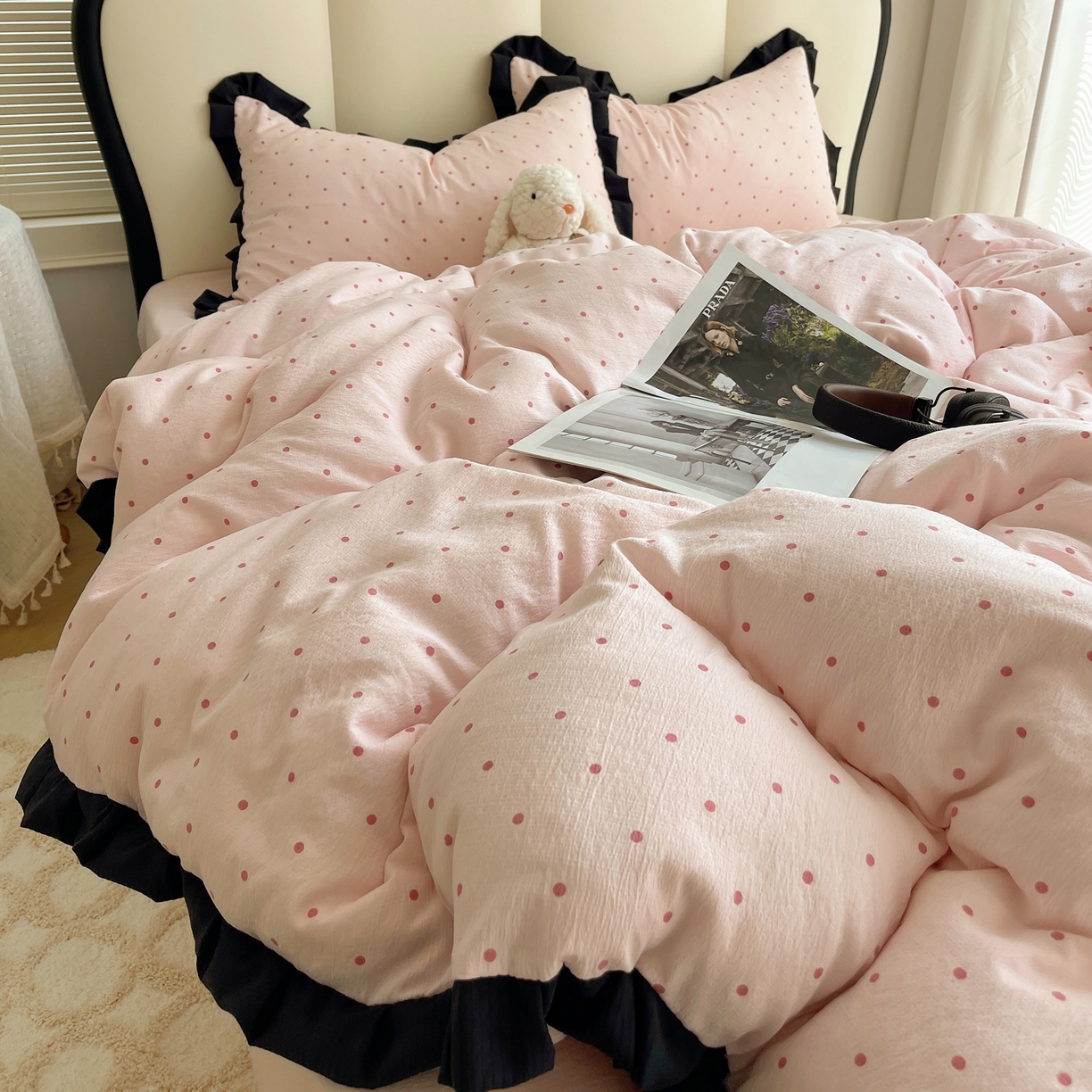 91家纺网 家纺一手货源 找家纺 韩巢家纺 2025新款黑皱皱双层纱花边款被套四件套直播热销款学生宿舍床单三件套-（提供卖家秀） 红深粉波点【黑皱皱花边款】