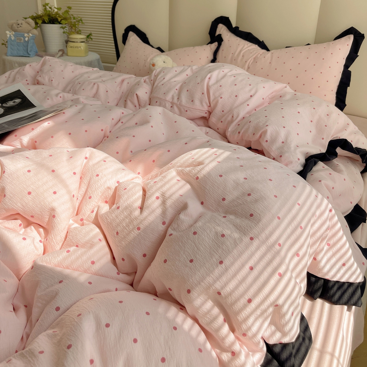 91家纺网 家纺一手货源 找家纺 韩巢家纺 2025新款黑皱皱双层纱花边款被套四件套直播热销款学生宿舍床单三件套-（提供卖家秀） 红深粉波点【黑皱皱花边款】
