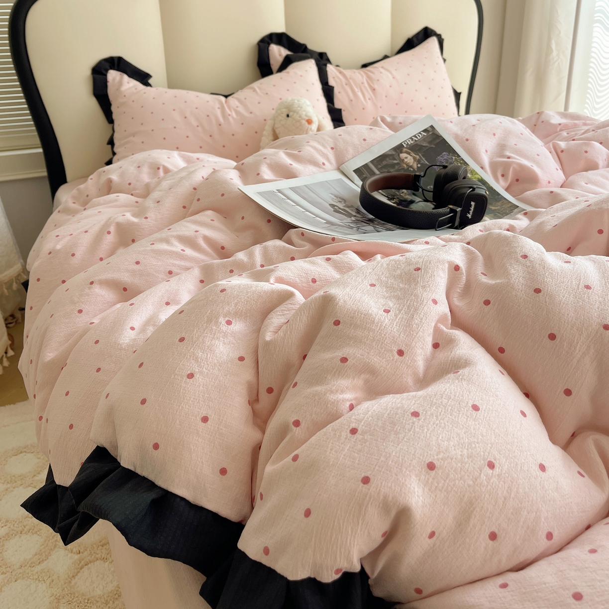 91家纺网 家纺一手货源 找家纺 韩巢家纺 2025新款黑皱皱双层纱花边款被套四件套直播热销款学生宿舍床单三件套-（提供卖家秀） 红深粉波点【黑皱皱花边款】